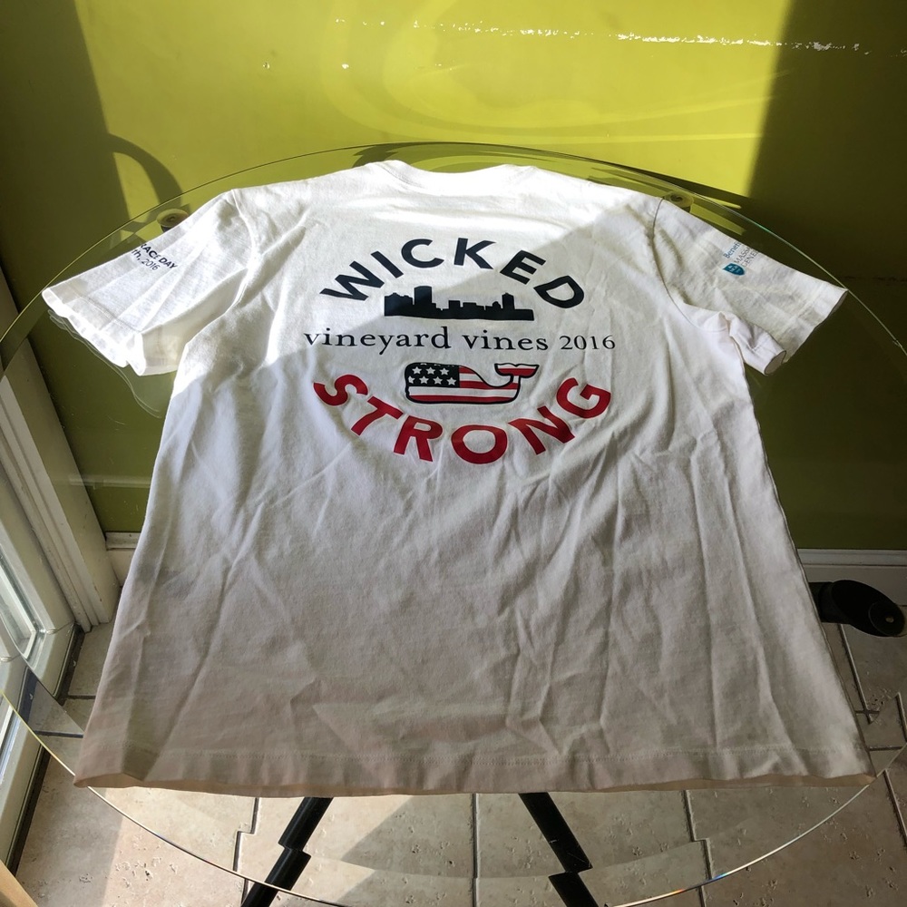 Boston Wicked Strong Vinyard Vines t-shirt USA